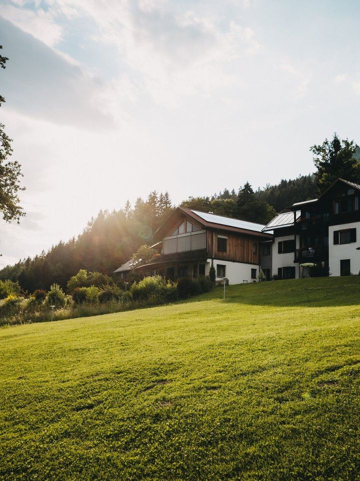 Familienhotel Ramsi mit Wiese im Abendlicht