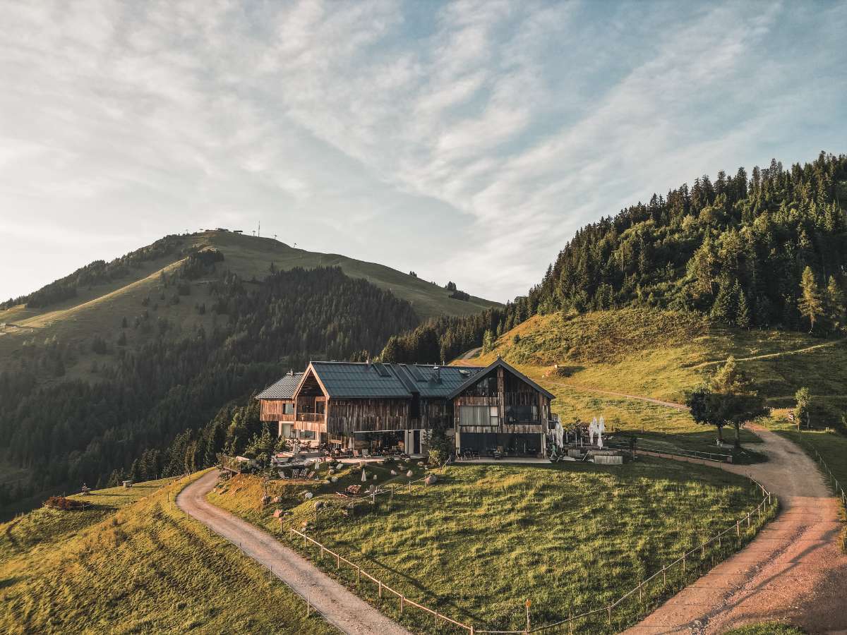 Ein Haus von Ecotectura aus der Luft, mitten in den Bergen