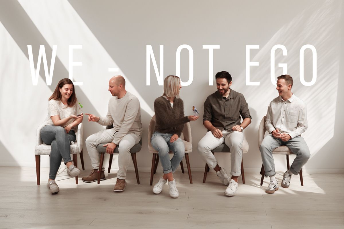 Das Team von Ecotectura vor dem Schriftzug We, not ego