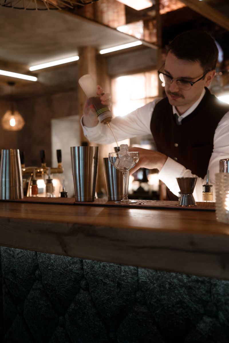 Barkeeper mixt einen Cocktail