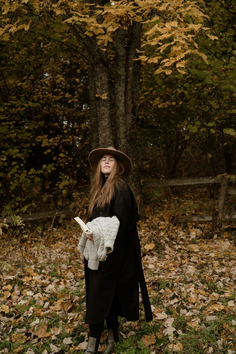 Frau mit Hut im Herbstwald
