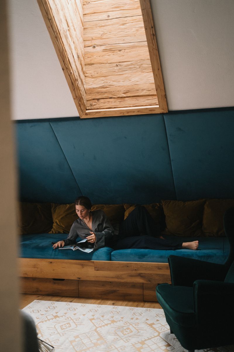 Blaue Loungeecke, Frau liest