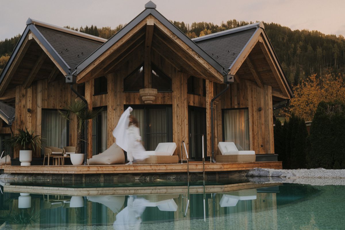 Teichlodge des Rosenhofs im Herbst, eine Frau am Naturteich