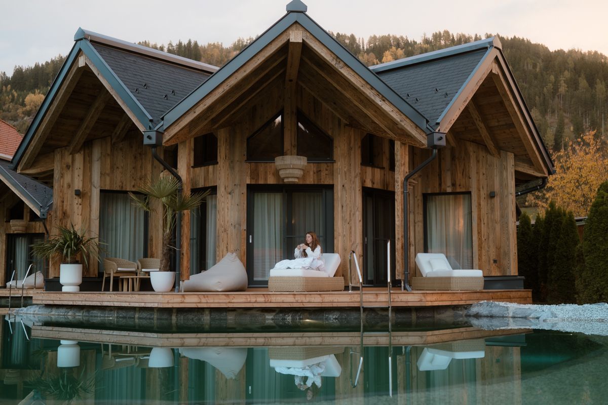 Teichlodge des Rosenhofs im Herbst