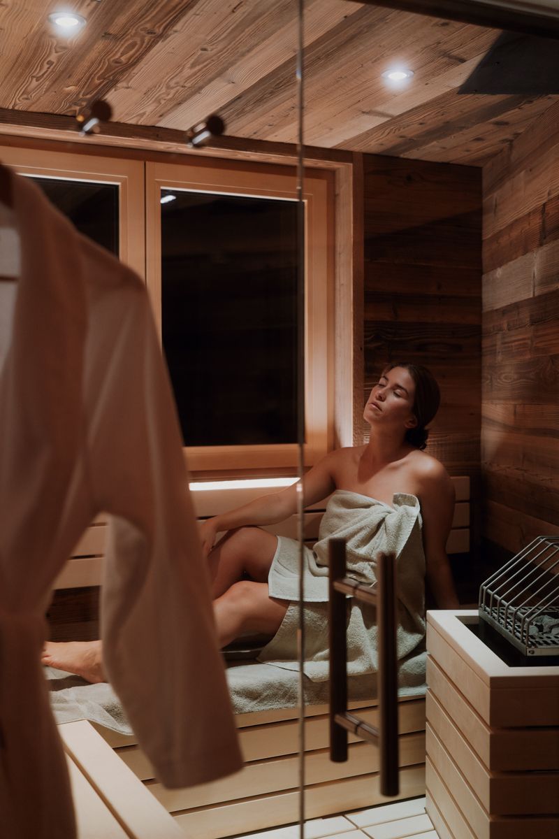 Frau in der Sauna