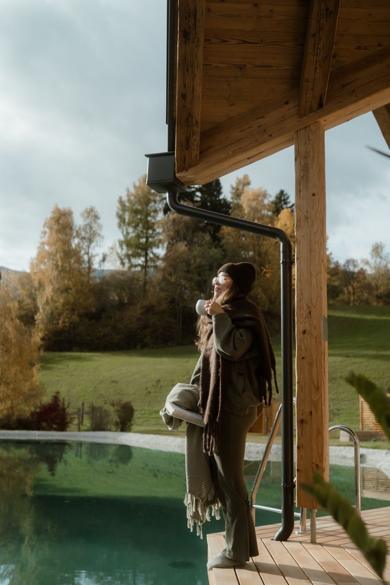 Frau am Steg vor der Teichlodge