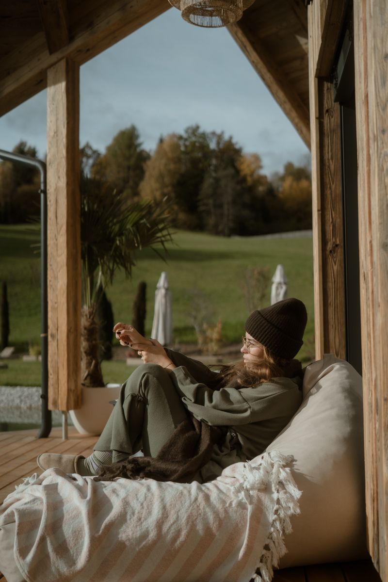 Frau auf der Lodge-Terrasse am Teich