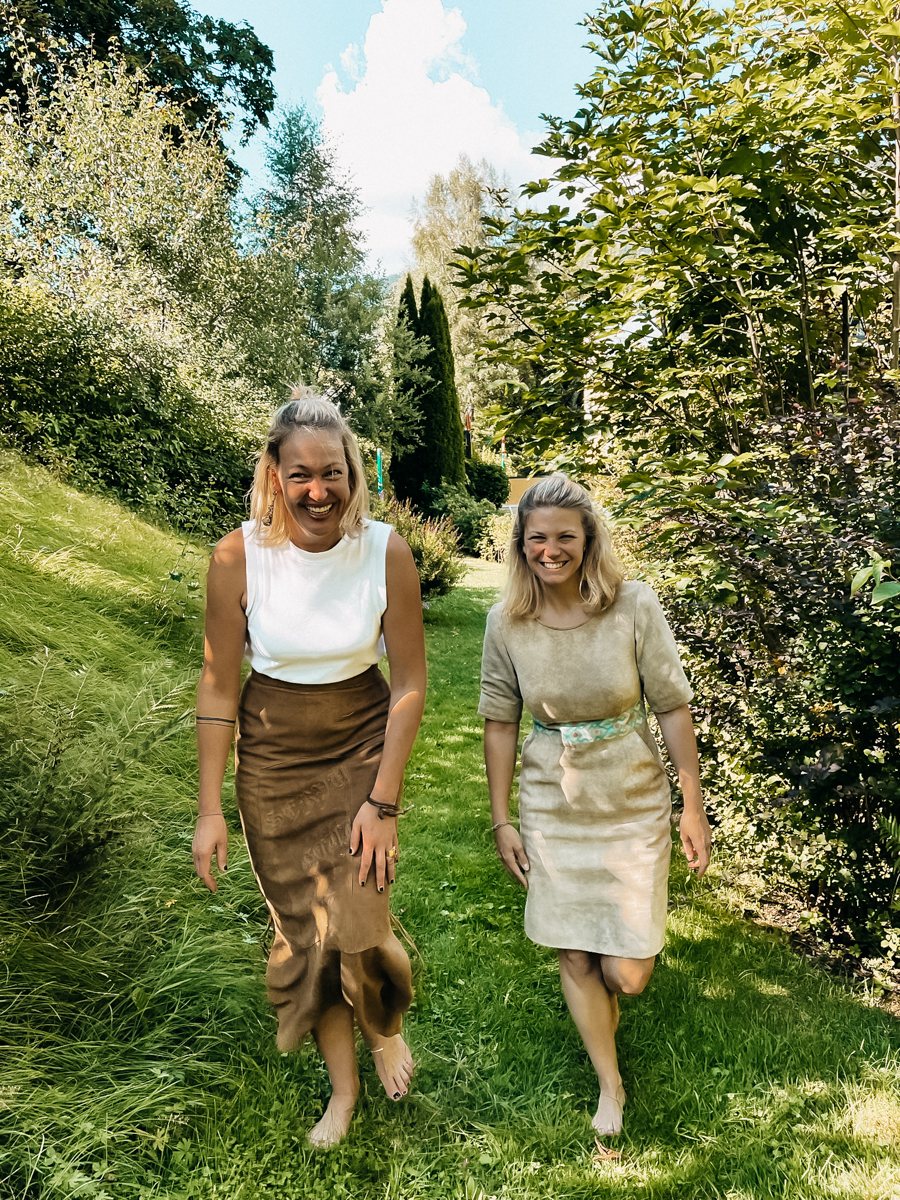 Isabella und Carina auf dem Weg durch den Garten