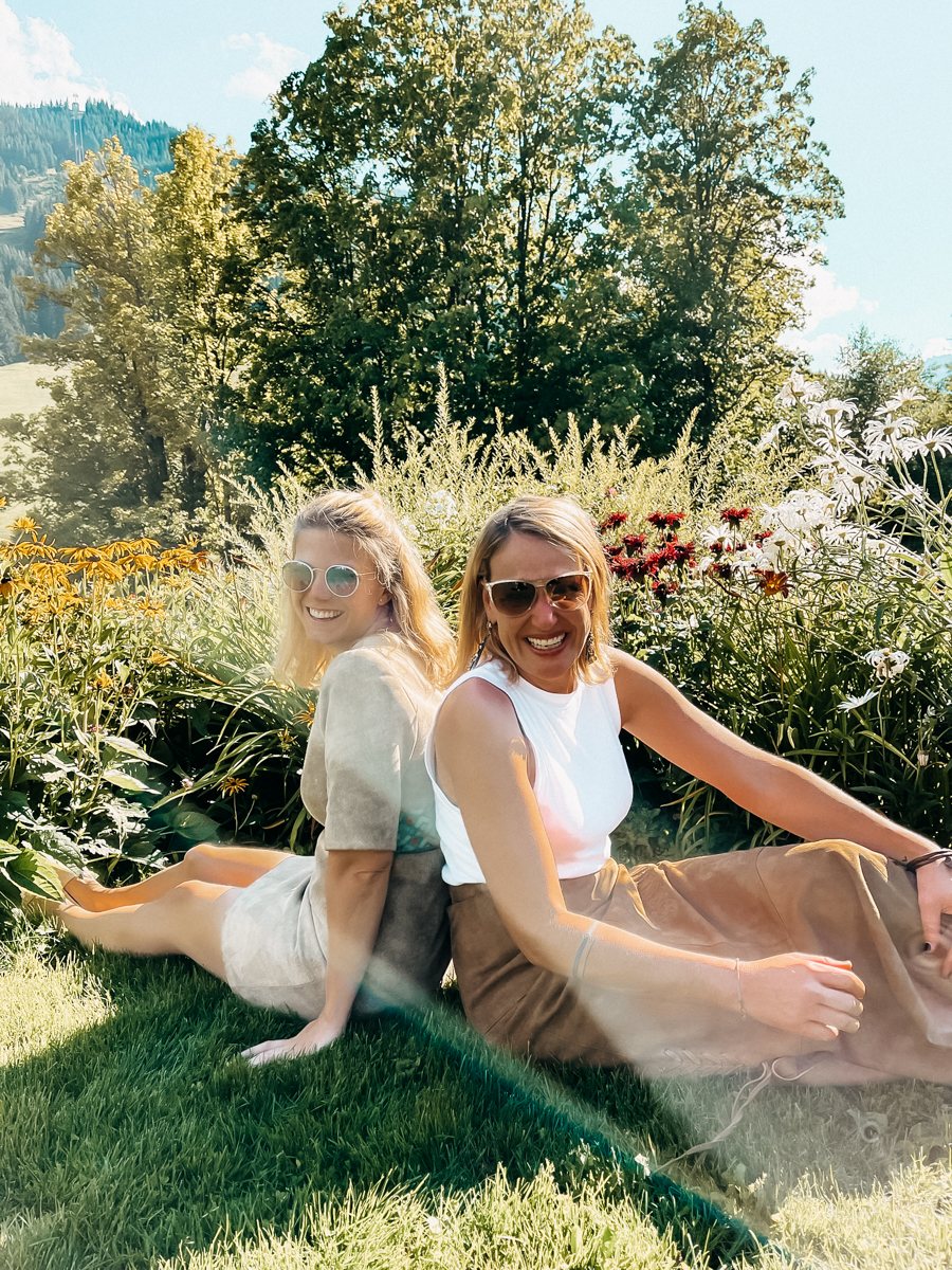 Isabella und Carina im Garten