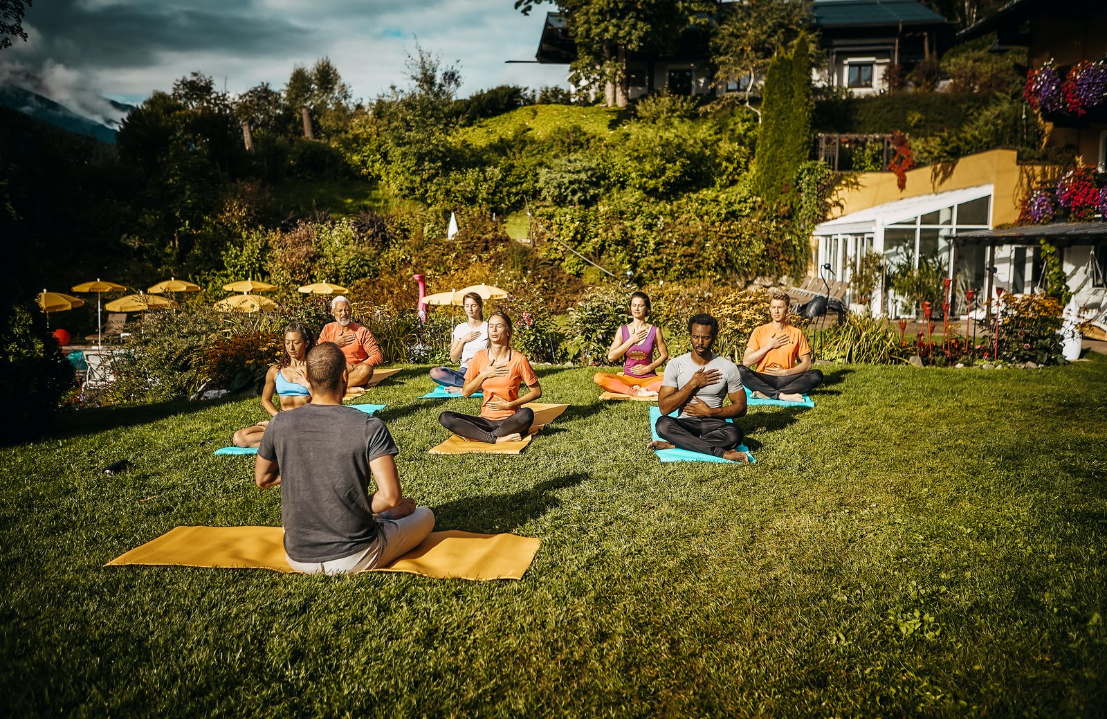 Yoga im Rooftop Garden über dem Pool