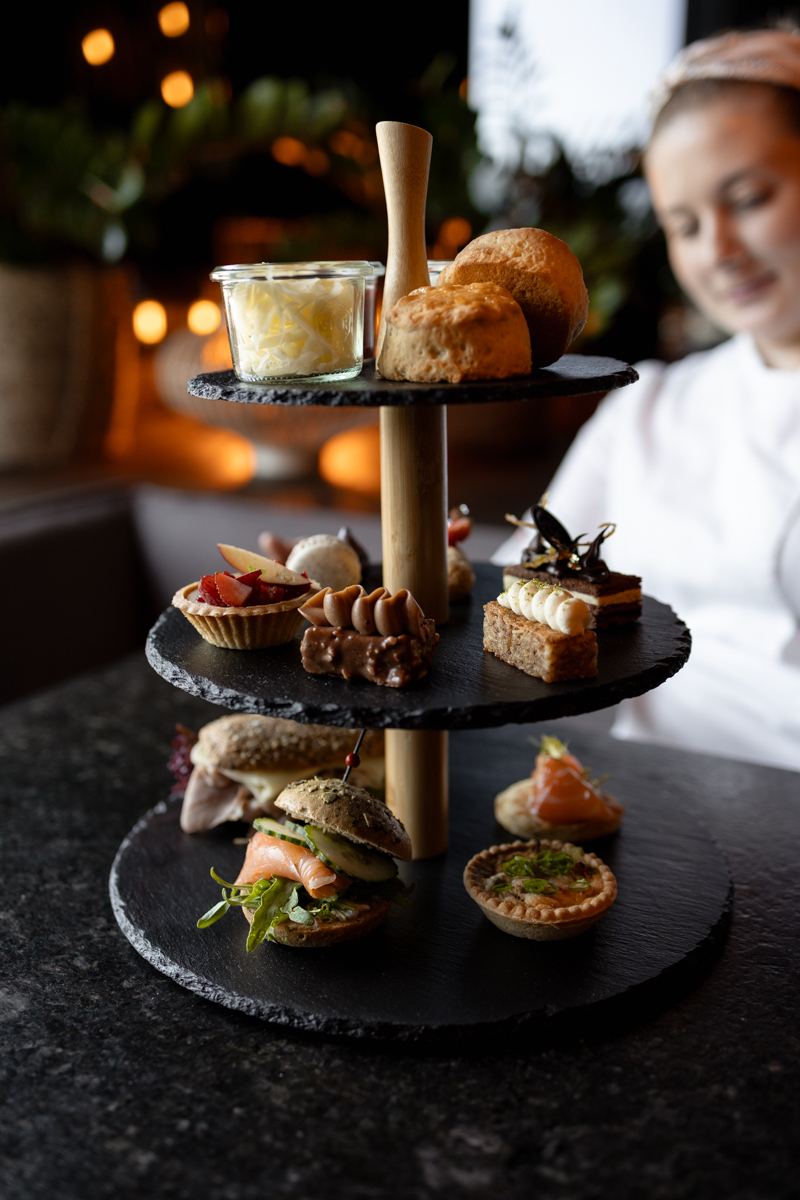Etagere mit Kuchen und Häppchen