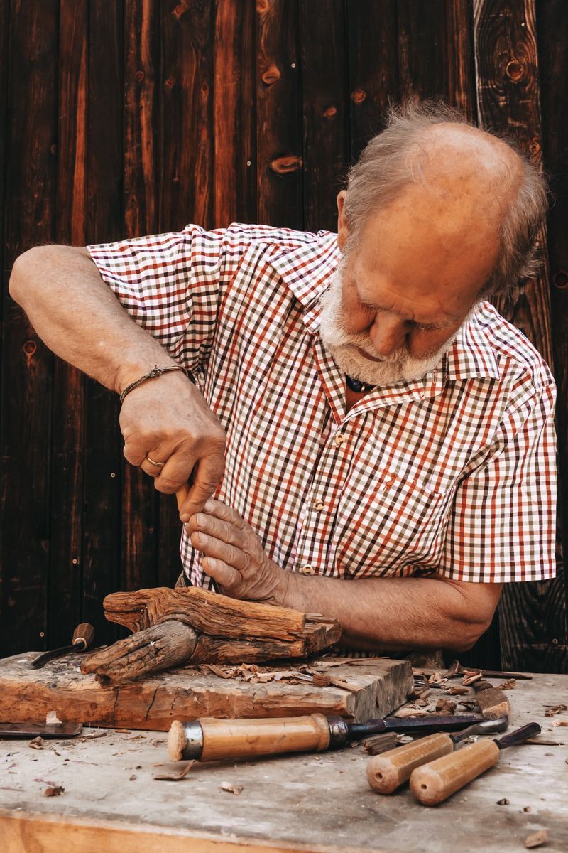 Holzschnitzer bei der Arbeit