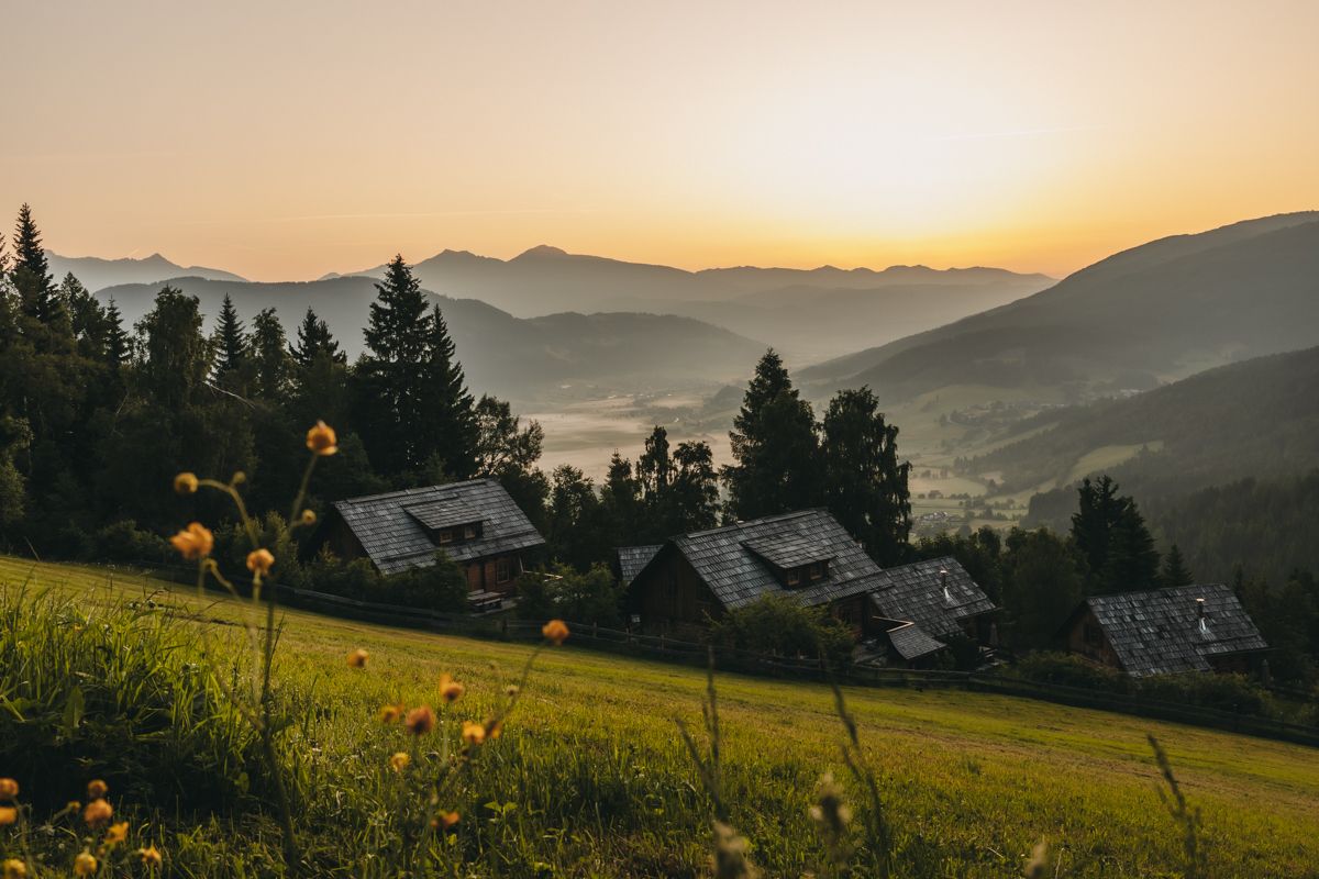 Sonnenaufgang über dem Hüttendorf Schlögelberger