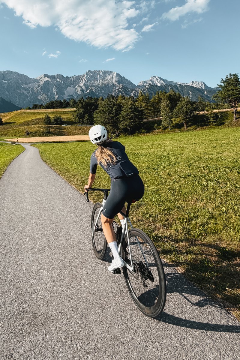 Binia mit dem Rennrad auf einem Radweg vor dem Karwendel